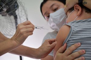 Estados pedem imunizantes contra Covid-19 para bebês sem comorbidades