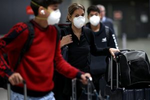 Infectologistas defendem volta das máscaras e mais vacinação