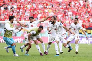 Irã derrota Gales nos minutos finais e sonha com oitavas da Copa