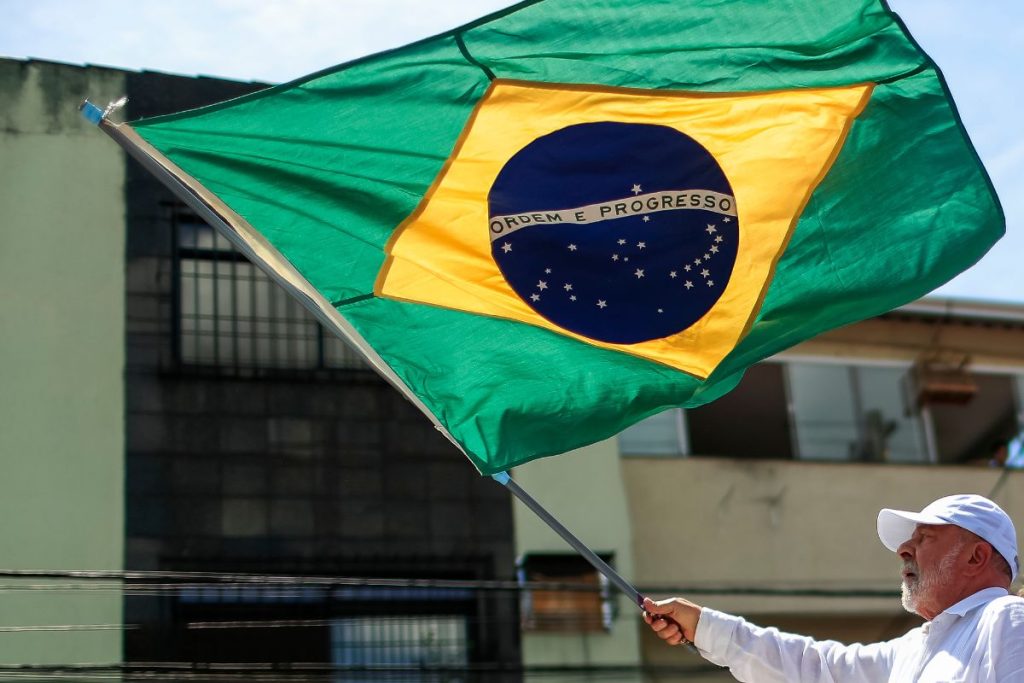 Lula diz que bandeira tem um único dono: “O povo brasileiro”