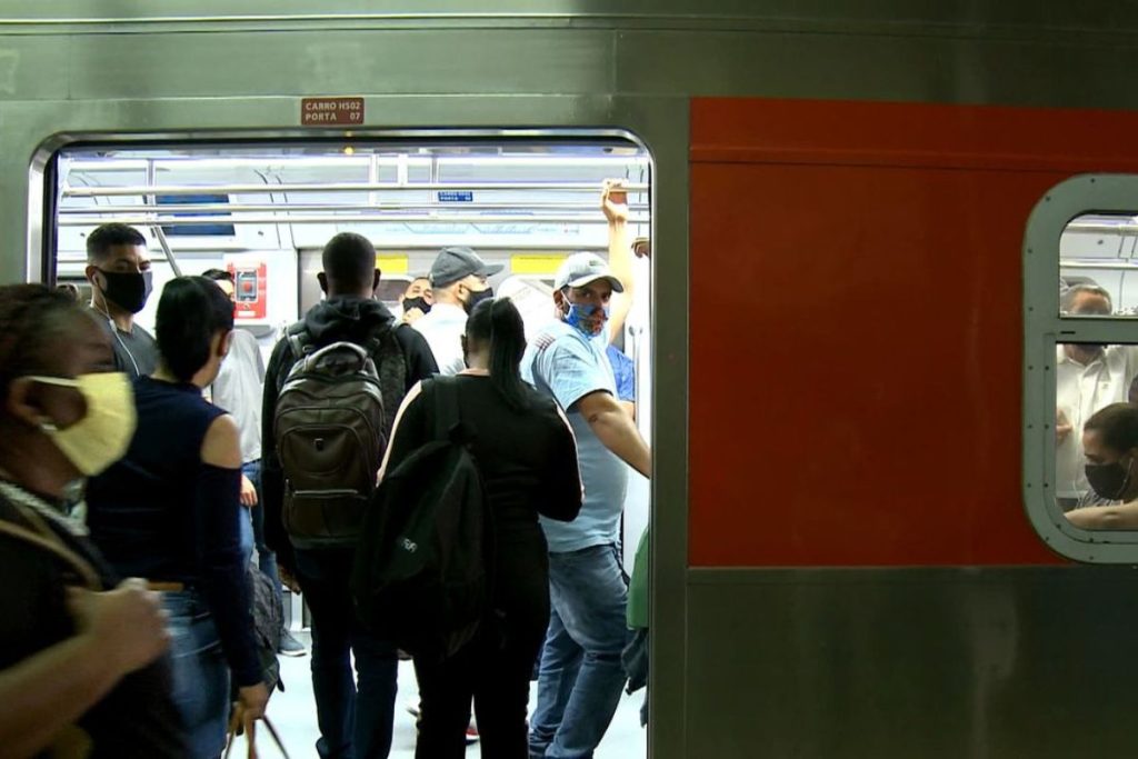 Metrô de São Paulo para em horário de pico