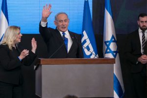 Quem é Benjamin Netanyahu, o ex-premier de 'energia incansável' que voltará ao poder em Israel