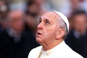 No Barein, papa condena rearmamento que leva mundo ao 'precipício'