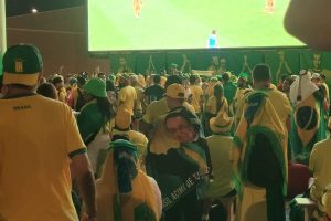 Política e futebol praticamente não se misturam na torcida do Brasil no Catar