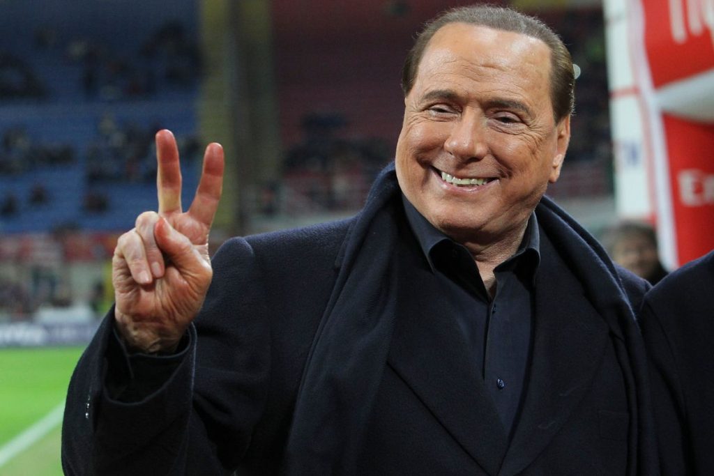 Berlusconi promete 'ônibus cheio de prostitutas