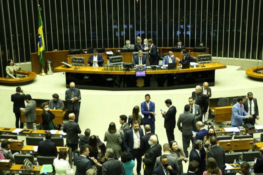 Câmara aprova texto-base da PEC do Estouro, segundo turno acontece nesta quarta-feira (21)