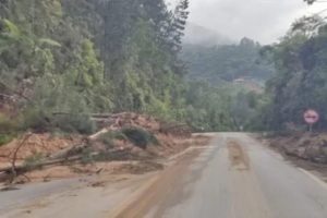 Chuvas destroem asfalto e interditam rodovia em SC