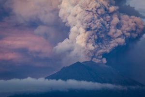Indonésia ordena retirada de 2.000 pessoas por erupção de vulcão