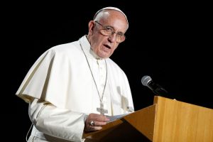 Lembrem-se da guerra e dos pobres, diz papa na véspera de Natal