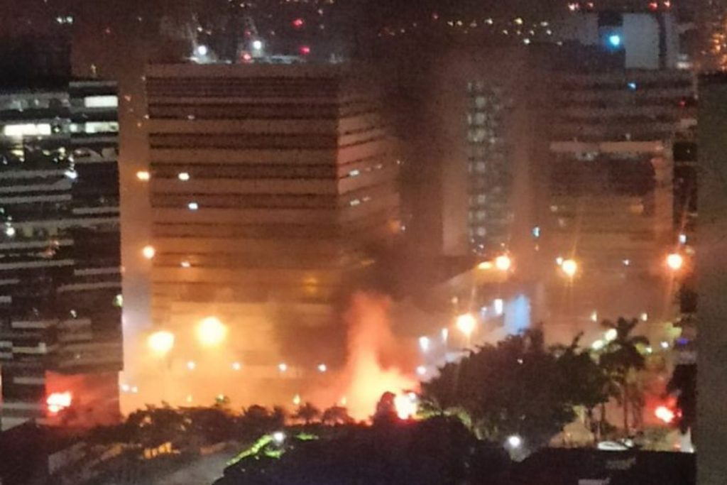 Manifestantes invadem sede da PF e queimam carros e ônibus no DF