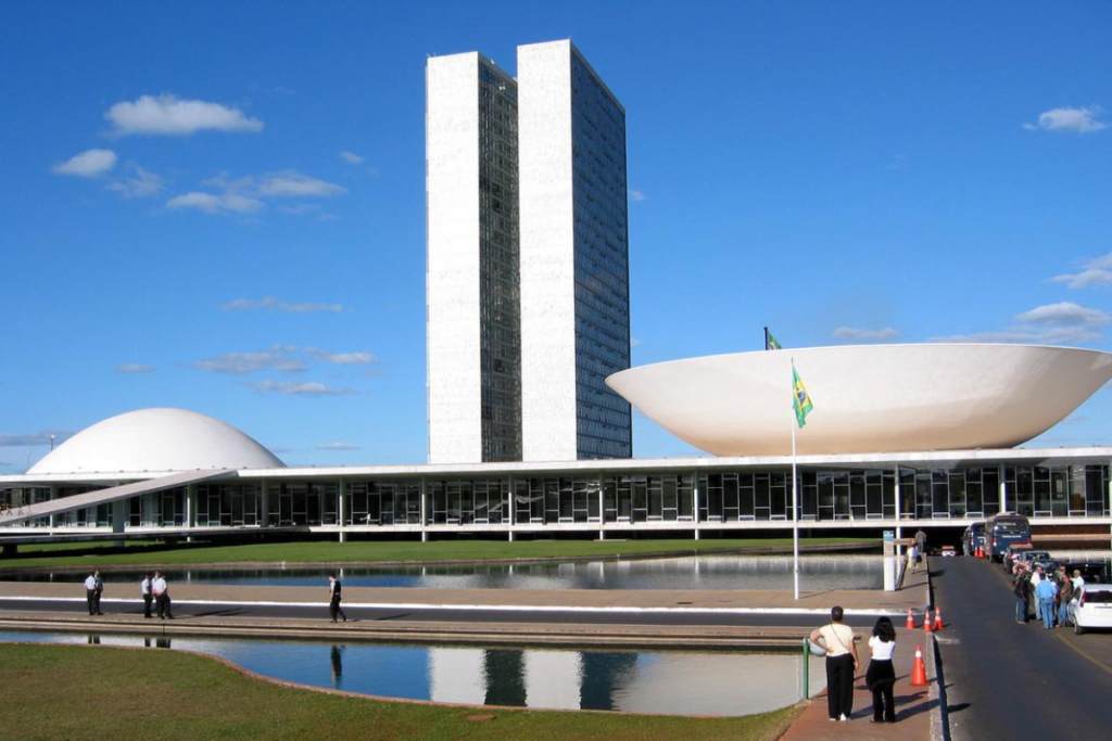 salario-dos-parlamentares-brasileiros-e-15-vezes-maior-que-renda-da-populacao
