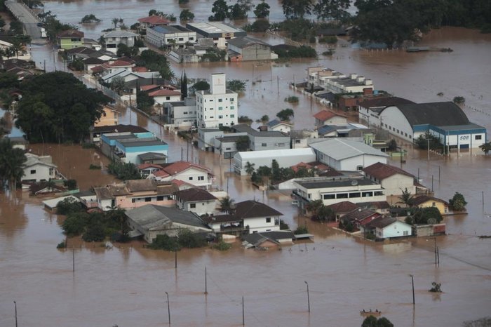 Chuvas: Enchentes tomam as ruas de São João Batista, em Santa Catarina