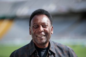 Torcendo do hospital, Pelé posta foto de sua primeira Copa