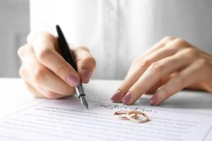 Casal assina contrato de casamento com multa de R$ 180 mil em caso de traição