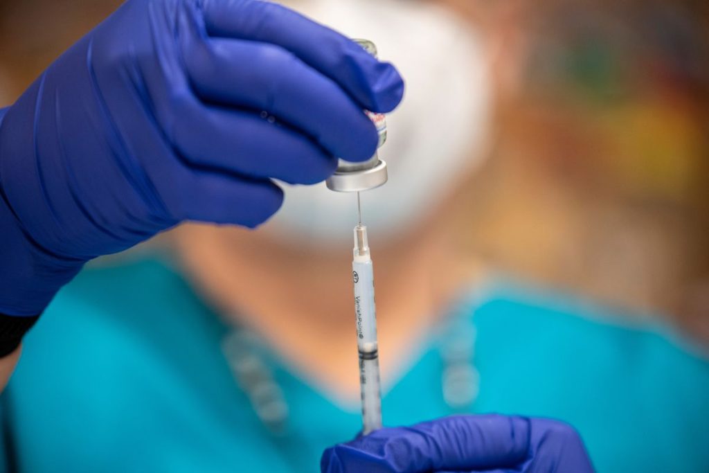 em-dois-anos-de-vacinacao-contra-a-covid-19-rj-distribuiu-405-milhoes-de-doses