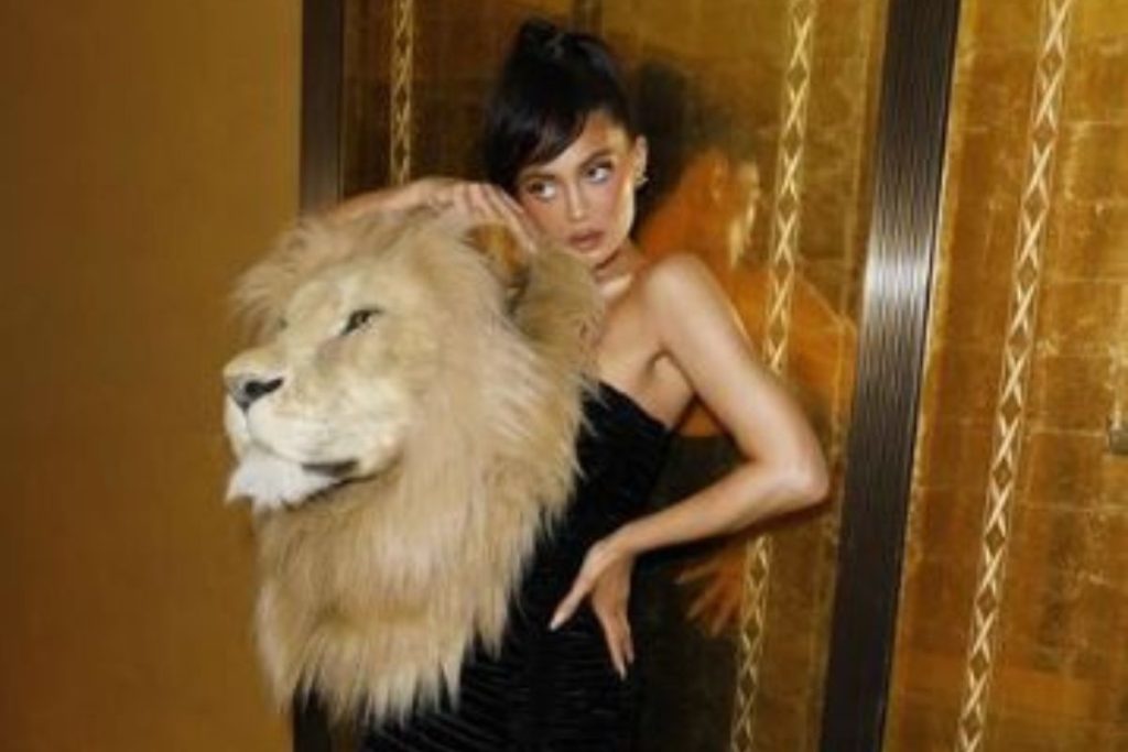 Kylie Jenner gera polêmica ao usar vestido com cabeça de leão