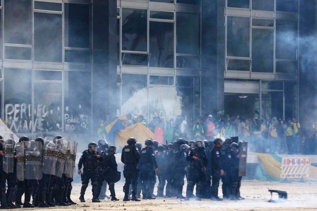PM desmonta acampamento de manifestantes em Brasília