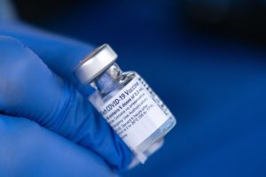 Rio retoma vacinação contra Covid-19 na segunda após suspender por falta de doses