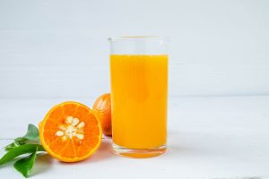 Consumir suco de laranja não altera o nível de glicemia, diz estudo da USP