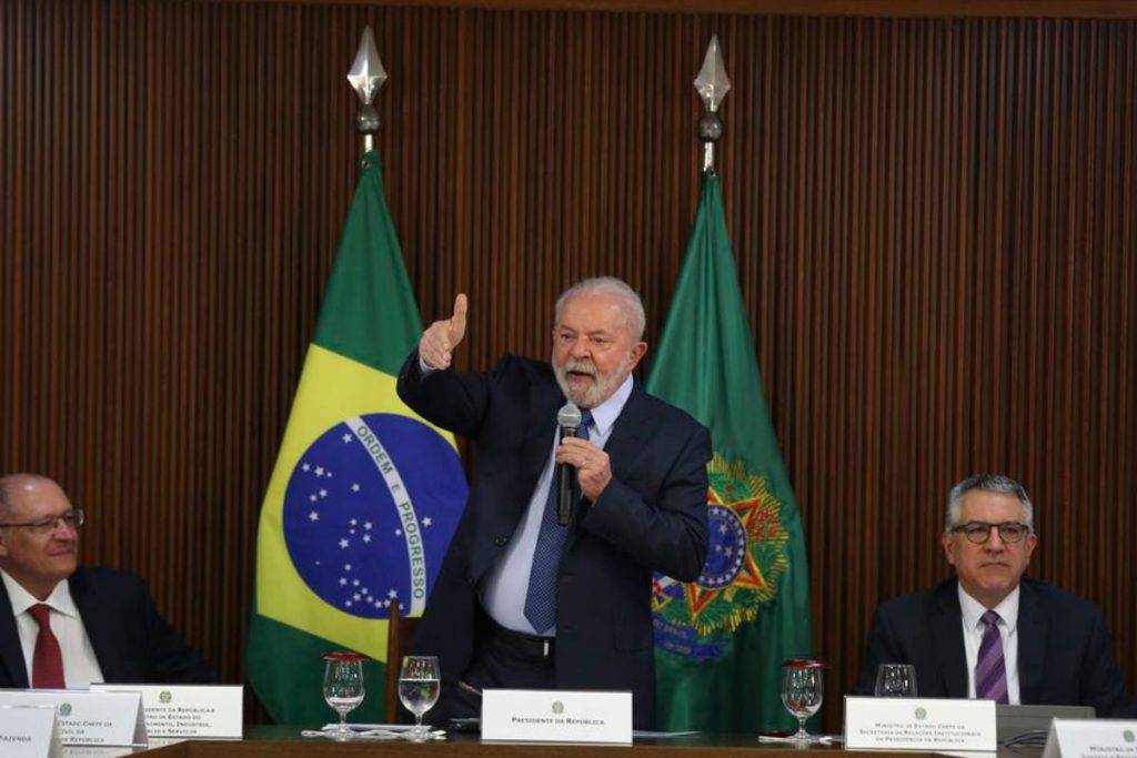 “Vamos ter que discutir”, diz Lula a governadores em reunião