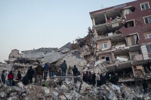 Três pessoas da mesma família são resgatadas de escombros na Turquia