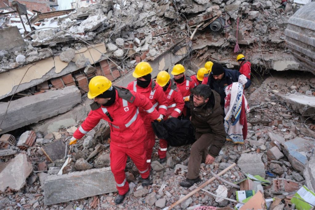 Jovem é resgatada com vida dos escombros na Turquia 10 dias após terremoto
