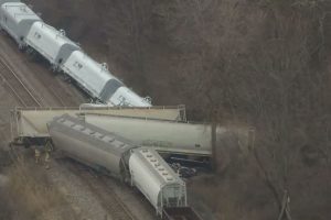 Trem com carga tóxica descarrila nos EUA; veja o vídeo