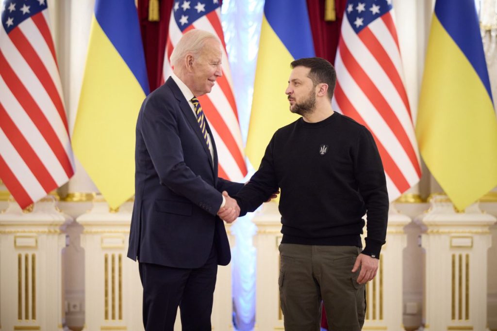Biden viaja a Kiev e anuncia ajuda de 500 milhões de dólares