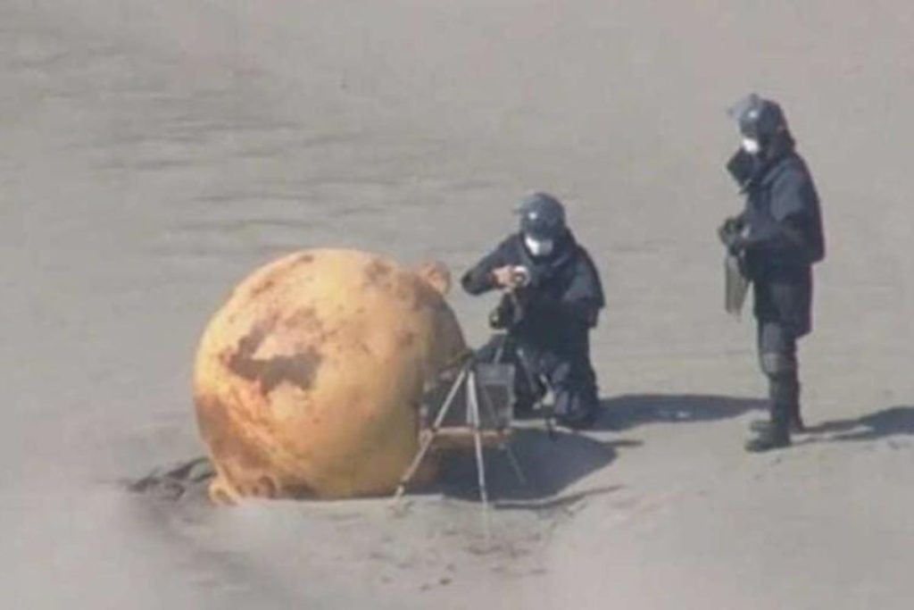 Bola de metal de 1,5 metro é encontrada em praia do Japão