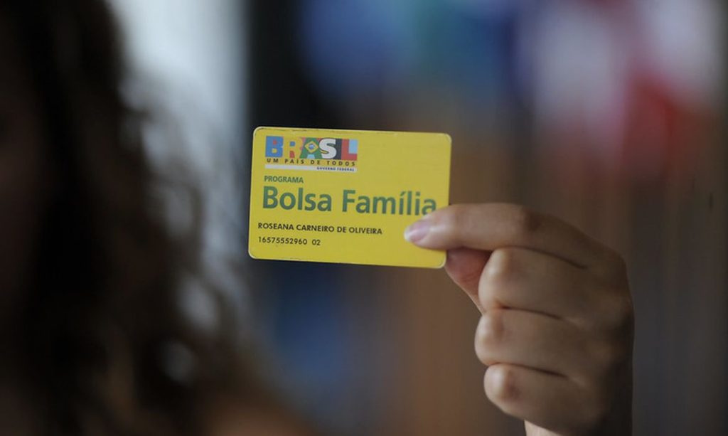 Bolsa Família: governo volta a exigir frequência escolar e vacinação