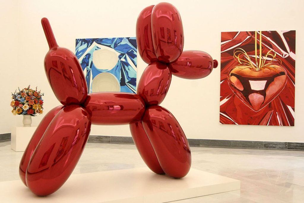 Mulher visita exposição e quebra escultura avaliada em R$ 217 mil; veja o vídeo