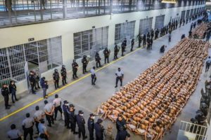 El Salvador transfere presos para nova “megaprisão” do país