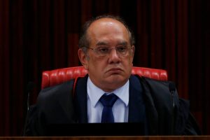 Gilmar Mendes atende pedido de Lula e suspende ações que pedem liberação de armas