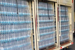 Mais de 26 mil litros de água são enviados para população do litoral norte de São Paulo
