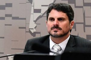 Moraes permite devolução de celular de Marcos do Val