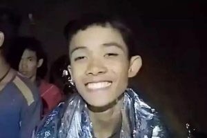 Morre, no Reino Unido, menino resgatado de caverna da Tailândia em 2018