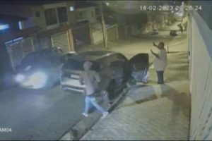 Polícia prende um dos suspeitos de roubar o carro do cantor Péricles