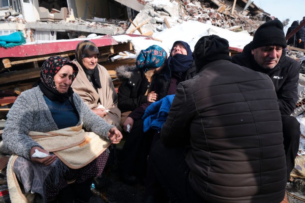 Presidente turco visita região Sul do país atingida pelo terremoto