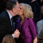 Primeira-dama dos EUA e marido da vice-presidente se cumprimentam com beijo