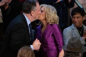 Primeira-dama dos EUA e marido da vice-presidente se cumprimentam com beijo