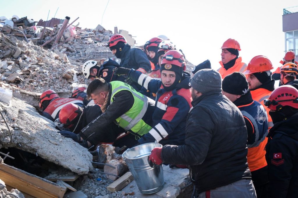 Três mulheres são salvas na Turquia após mais de 210 horas soterradas
