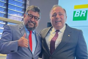 Vice-presidente do PT é criticado após foto sorridente com Pazuello