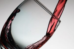 Consumir vinho tinto com moderação traz benefícios à saúde
