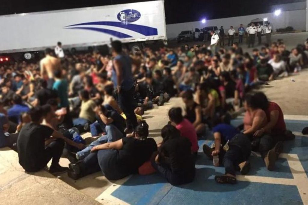 103 crianças são encontradas em contêiner de caminhão abandonado no México