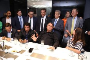 Bolsonaro reclama em vídeo sobre a falta de carros blindados em seu retorno
