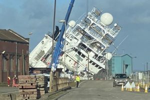 Escócia: navio tomba em porto e deixa dezenas de feridos