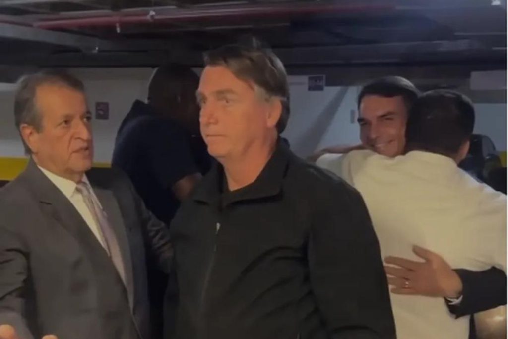 Jair Bolsonaro chega ao Brasil após passar meses nos EUA
