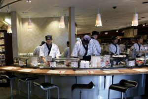 Jovens são presos no Japão após brincadeiras anti-higiênicas em restaurantes de sushi