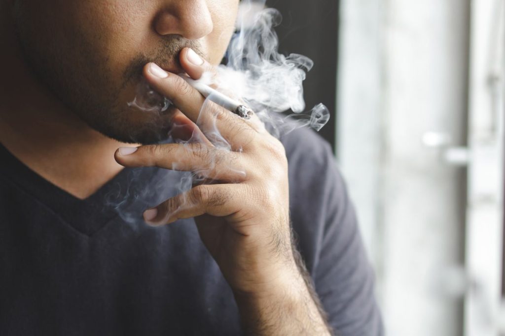 Nove em cada dez adolescentes compram cigarros em comércio autorizado