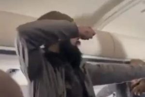 Passageiro tentar abrir saída de emergência do avião e ataca comissário com colher